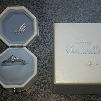 【Disney Cinderella(ディズニー シンデレラ)】の口コミ デザインが一番の決め手でした。
婚約指輪なので、見た目（見栄え）を重視...