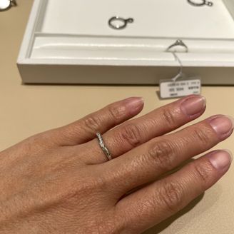 【Ponte Vecchio(ポンテヴェキオ)】の口コミ 山城時計店ブライダルでいろいろ見た中でもポンテヴェキオはシンプルであり...