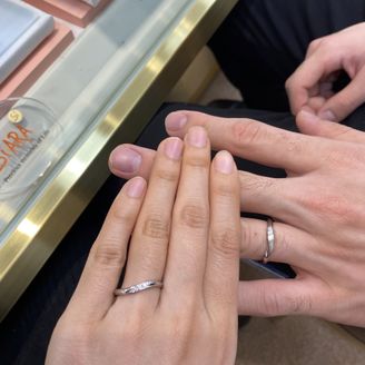 【Something Blue(サムシングブルー)】の口コミ S字で流線型のクールな感じの指輪でした。つけ心地もよくとても気に入りま...