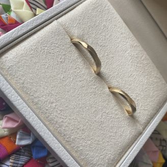 【NEUSPUR(ノイシュプール)】の口コミ お互いの肌の色に合う色
指輪の細さ
槌目のデザイン
槌目のデザインの中...