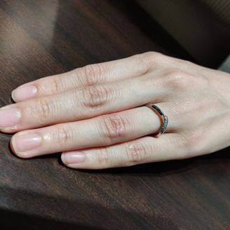 【俄(にわか)】の口コミ 【指輪のデザイン】
他では見たことのない少し変わったV字のデザインで、...