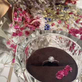 【JEWELRY  KAMATA(ジュエリーかまた)】の口コミ この花型のリングに一目惚れでした。シンプルに一石ではあるものの、花の形...