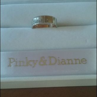 【Pinky&Dianne(ピンキー＆ダイアン)】の口コミ リングの縦の長さに合わせて、ダイヤモンドが3個ついます。表面はプラチナ...