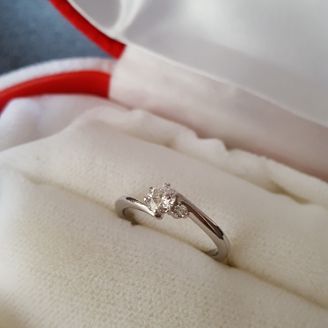 【中央宝石研究所】の口コミ 婚約指輪なので、主人が外商の方とお話をして決めてくれました。
なので、...