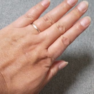 【VERITE(ベリテ)】の口コミ 艶消しタイプでリング表面にはさざ波のようなウェイブがあり小さなダイヤ1...