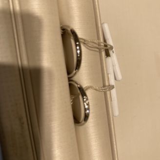 【ウィスプ(WISP)】の口コミ わたしの分は、ストレートで石が3つ入っています。彼の方は1つだけ石が入...