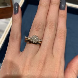 【ピアジェ(PIAGET)】の口コミ 真ん中の石を取り囲むダイヤがきれいで中心のダイヤも大きくキラキラして見...