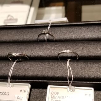 【FOREVERMARK(フォーエバーマーク)】の口コミ 自分達が選んだのはV字型の指輪ですが、一番指がきれいに見える角度のもの...