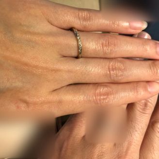 【infinitylove(インフィニティラヴ)】の口コミ 斜めにメレダイヤが入った比較的良く見かけるデザインですが、ピンクゴール...