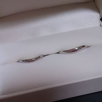 【A DEUX(アドゥー)】の口コミ シンプルでさりげなくウェーブになっているところが気に入りました。ダイヤ...