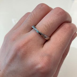 【PRIVATE BEACH(プライベートビーチ)】の口コミ 男性が細めが好みの方にはおすすめです。男性のリングにも彫刻で模様がある...