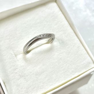 【BLOOM(ブルーム)】の口コミ 「ダイヤは入っていて欲しいけど控えめがいい」という希望があり、色々な指...