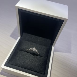 【FOREVERMARK(フォーエバーマーク)】の口コミ ダイヤモンドの輝きが綺麗だったため。また、試着した時の指へのフィット感...