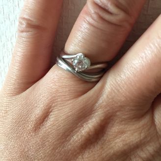 【ブルーリバー(BLUERIVER)】の口コミ 結婚指輪は常にする物なので、シンプルなデザインが良かったで、石など無い...