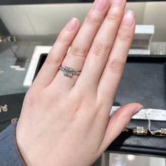 【BELLESIORA(ベルシオラ ジュエリー)】の口コミ バゲットカットダイヤが敷き詰められた、ダイヤモンドのリングとなっていま...
