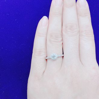 【SOLEIA(ソレイア)】の口コミ ダイヤモンドの周りにも小さなダイヤモンドが沢山散りばめられていて、すご...