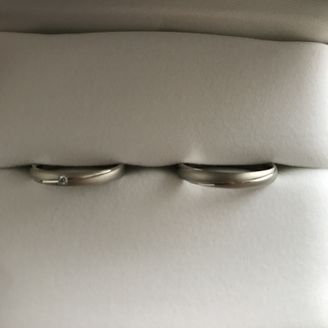 【PILOT BRIDAL(パイロットブライダル)】の口コミ デザインにマット感があり、ダイヤモンドが埋め込まれている為。年齢を重ね...