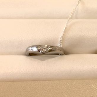 【EYE JEWELRY UMAKI(アイジュエリー ウマキ)】の口コミ ダイヤモンドの立て爪のないタイプの指輪なので、着用しても引っかかること...