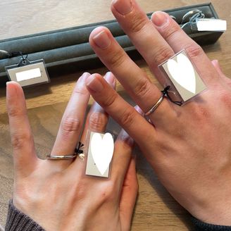 【出雲結(いずもゆい)】の口コミ とてもシンプルなデザインです。真ん中にはゴールドのラインが少し入ってい...