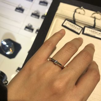 【ROYAL ASSCHER(ロイヤル・アッシャー)】の口コミ ミルグレインがとても繊細で、ダイヤモンドとの組み合わせがとても綺麗でし...