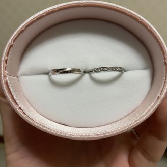 【輝彩(きさい)】の口コミ まっすぐにダイヤが並んでいてキラキラ輝いているのに目を引かれたのと、婚...