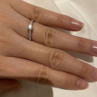 【FRAU KOBE JAPAN(フラウ コウベ ジャパン)】の口コミ 彼が選んでくれた決め手を教えてくれました。
まず、ダイヤがたくさんつい...