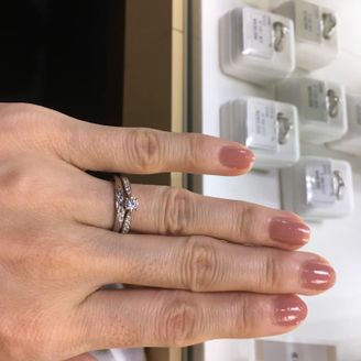 【LEHAIM(レハイム)】の口コミ 一粒ダイヤがいかにも婚約指環っぽくて 一目惚れでした。 結婚指輪にも小...