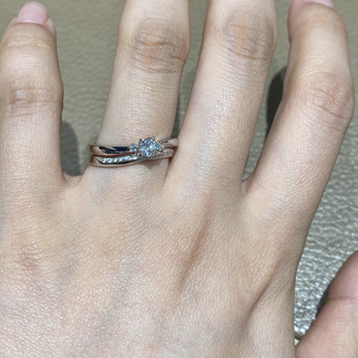 【Wish upon a star(ウィッシュアポンアスター)】の口コミ S字のウェーブで、指が細く長く見えるデザインです。ダイヤモンドの形が星...