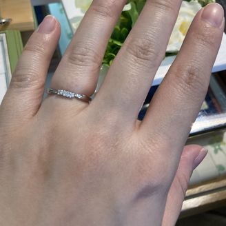 【ひな】の口コミ リボンのようにキュッと絞ってあるデザインがとても可愛い指輪です。真ん中...