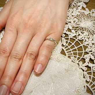 【FRAU KOBE JAPAN(フラウ コウベ ジャパン)】の口コミ 婚約指輪も日常的に着けられるものがよかったので、薬指ではなくピンキーリ...