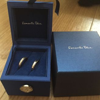 【Romantic Blue(ロマンティックブルー)】の口コミ 値段が手軽だったのと、デザインがシンプルなんですが、ブラチナの周りにピ...