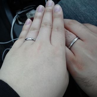 【DEAREST(ディアレスト)】の口コミ 見た目はとてもシンプルですが、斜めにラインが入っていて、女性のほうには...