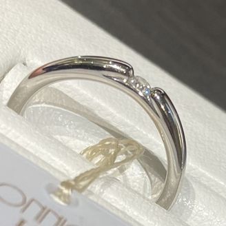 【モニッケンダム(MONNICKENDAM)】の口コミ シンプルながらも、ダイヤモンドの両脇が盛り上がっている特徴的なデザイン...