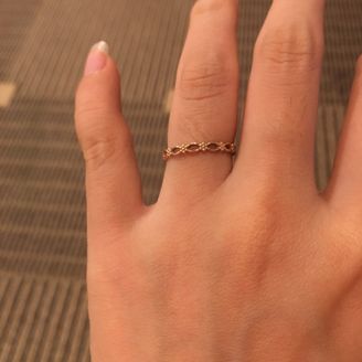 【ジル スチュアート(JILLSTUART)】の口コミ 小柄で可愛らしいリングです。
ピンクゴールド色で肌馴染みも良く、目立ち...