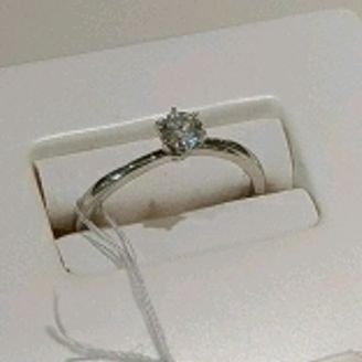 【俄(にわか)】の口コミ 細い指の方にもしっくりくる、スッキリとしたデザインです。主役であるダイ...