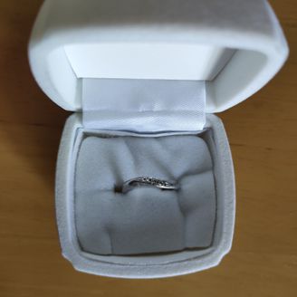 【ROYAL ASSCHER(ロイヤル・アッシャー)】の口コミ デザインが美しく、惹かれたからです。曲線型で少しひねりのあるデザインな...