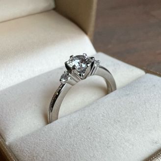 【JEWELRY  KAMATA(ジュエリーかまた)】の口コミ リングの中心に線が入っているため、つけた時に細く見える効果があるのがよ...