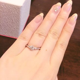 【ROYAL ASSCHER(ロイヤル・アッシャー)】の口コミ はじめはティファニーと迷いましたが、ロイヤルアッシャーのお値段の割に三...