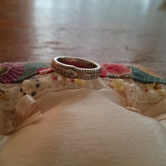 【Loree Rodkin(ローリー・ロドキン)】の口コミ ショーケースにある指輪を見てピンときました。でも、へびモチーフってちょ...