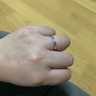 【insembre(インセンブレ)】の口コミ カットが入っていないシンプルなデザインの指輪や模様が可愛いデザインの指...