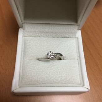 【AFFLUX(アフラックス)】の口コミ 初めて見た時からずっと気になっていて、たくさん検討する中でも、この指輪...