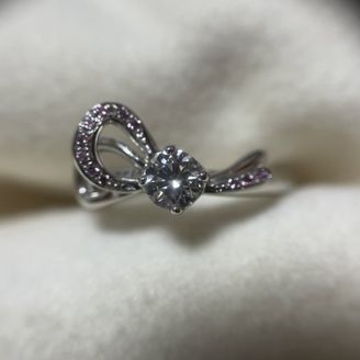 【CAFERING(カフェリング)】の口コミ とても希少で、美しくきらめくピンクダイヤモンドに、アシンメトリーなリボ...