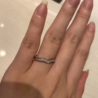 【BRIDGE(ブリッジ)】の口コミ 厚みがあって、ストレートな婚約指輪との付け合わせはとてもマッチします！...