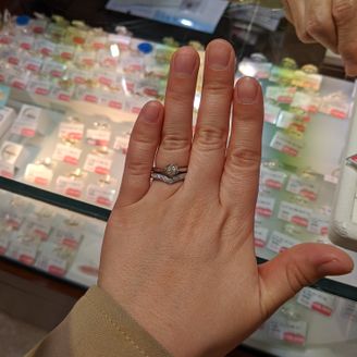 【玉煌(ギョクオウ)】の口コミ 婚約指輪のデザイン的にストレートの指輪だとフレームに当たってしまうため...