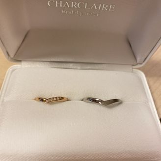 【シャルクレール】の口コミ 婚約指輪と重ね付けをした際にちょうど重なるように、中央が凹んだV字のデ...