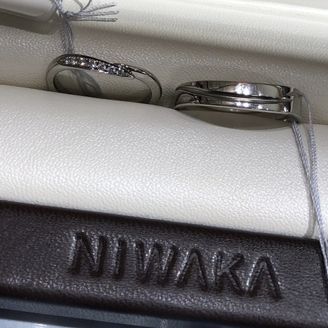 【俄(にわか)】の口コミ 先に貰っていた婚約指輪と重ね付けができる
夫が太めの指輪がいいというこ...