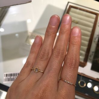 【ヒーミー(himie)】の口コミ とにかくデザインが可愛かったです。
アームが小さな玉が連なってできてい...