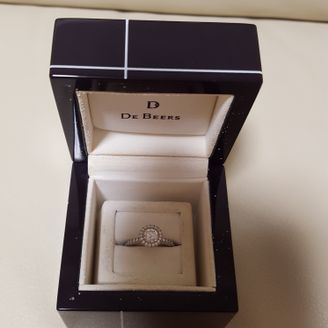【デビアス(DE BEERS)】の口コミ 結婚指輪を予め決めていたので、そちらと重ねづけできるデザインがよかった...
