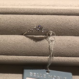 【BELLE NOBLE(ベルノーブル)】の口コミ ベルノーブルのラブバケットというリングを試着しました。
センターのダイ...