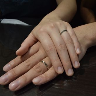 【シャルクレール】の口コミ ウェーブしており、試着すると指が細く見えたので一目惚れでした。
付け始...